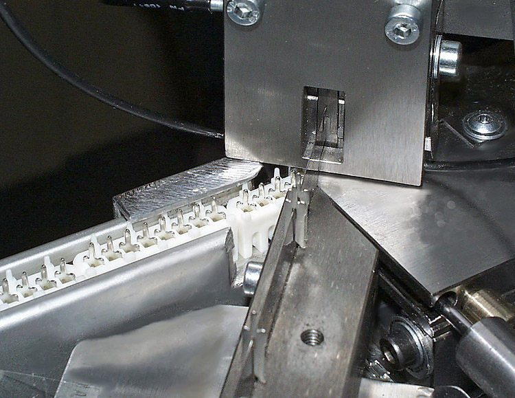 Automatische Zuführung kleinster Präzisionsteile zu einem Montageautomaten